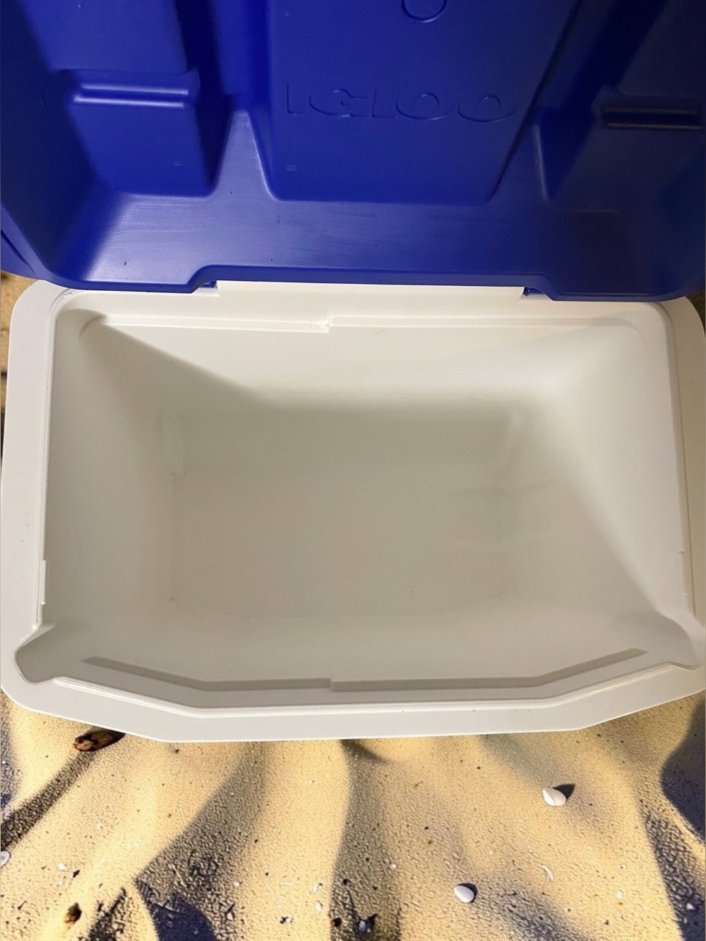 Igloo Latitude 30qt Rolling Cooler - Blue - Picture 2 of 5